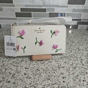 Kate spade Lucy Floral Applique Medium L-Zip Wristlet